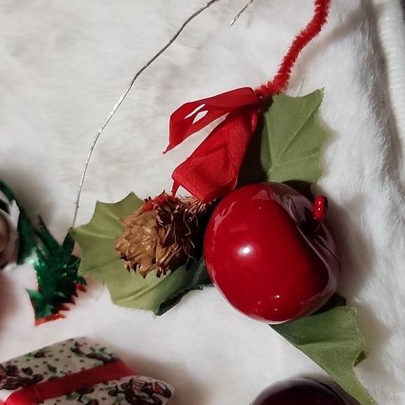 VINTAGE CHRISTMAS DECORATIVE ASSORTMENT 24 PIECE  TOTAL - Picture 10 of 11